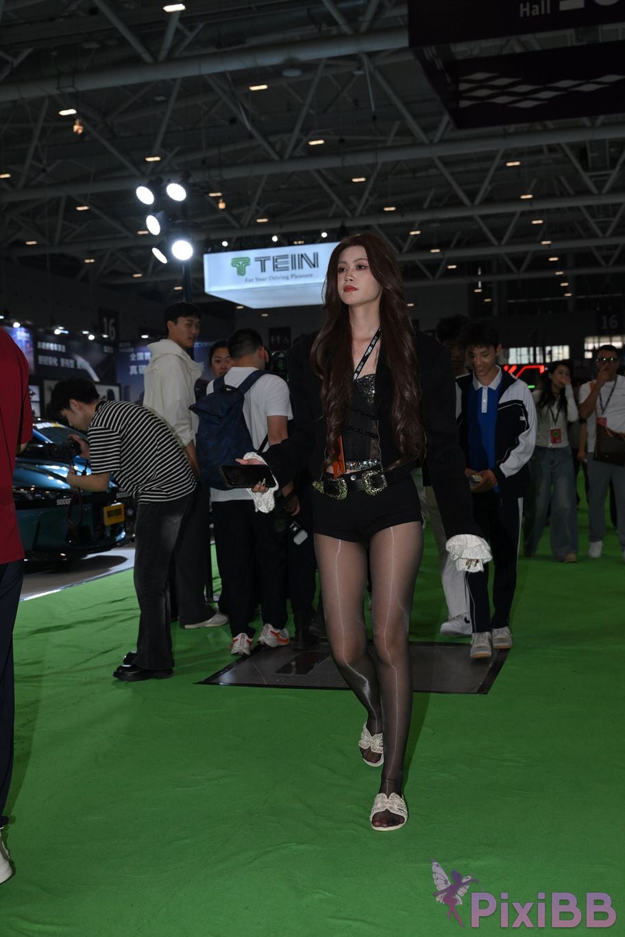 Featured Street Photography Works No.5767 Shiny black silk slippers and hot pants PixiBB.COM 013