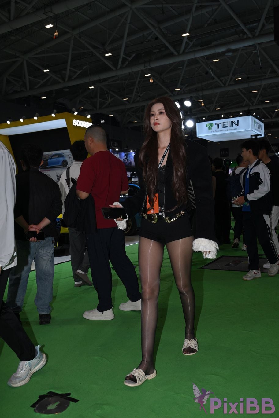 Featured Street Photography Works No.5767 Shiny black silk slippers and hot pants PixiBB.COM 020