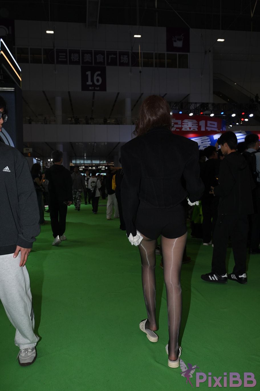 Featured Street Photography Works No.5767 Shiny black silk slippers and hot pants PixiBB.COM 036