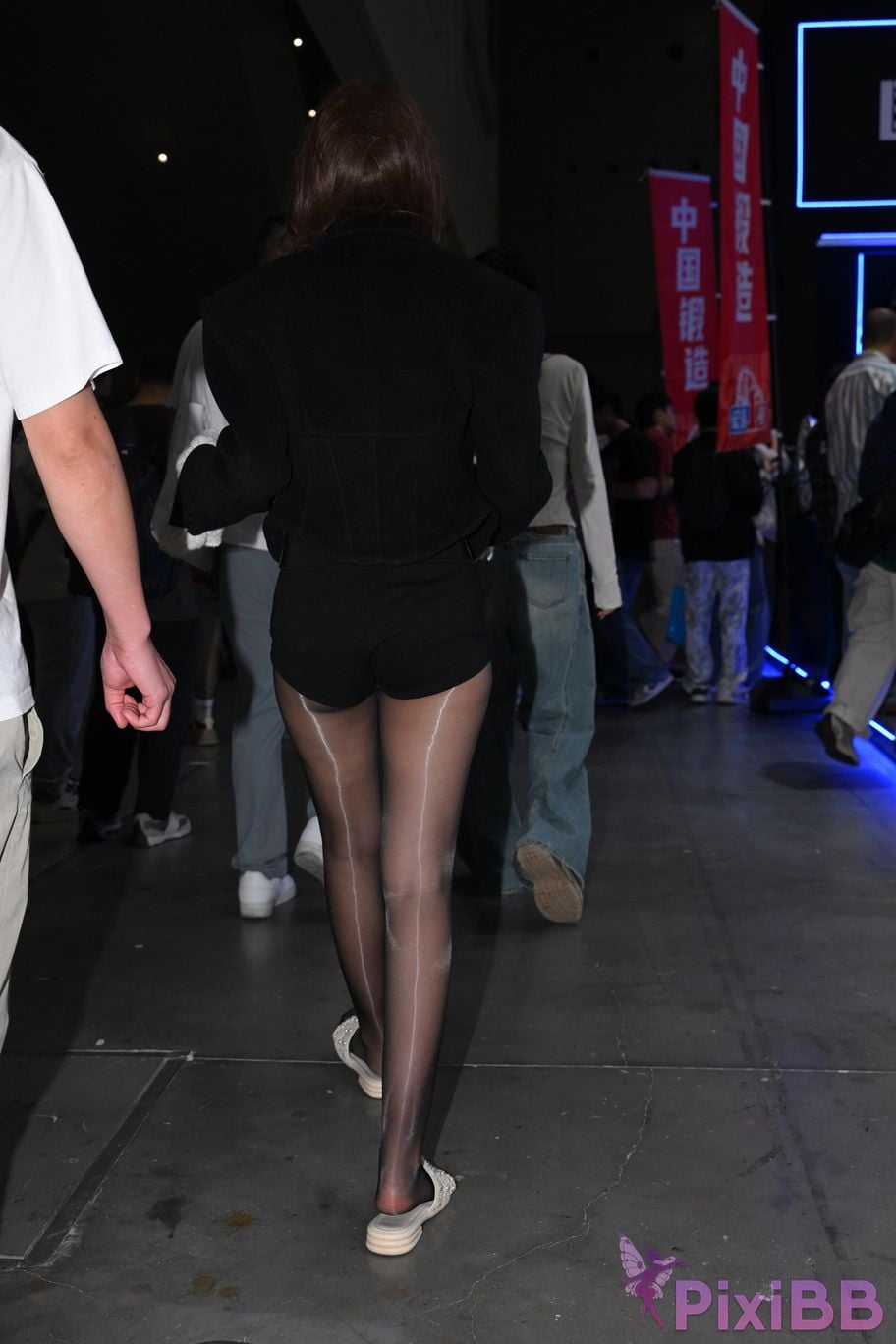 Featured Street Photography Works No.5767 Shiny black silk slippers and hot pants PixiBB.COM 078