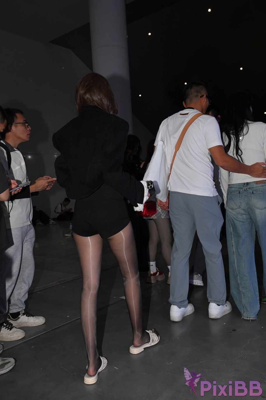 Featured Street Photography Works No.5767 Shiny black silk slippers and hot pants PixiBB.COM 083