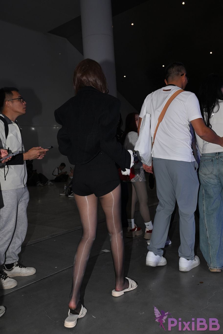 Featured Street Photography Works No.5767 Shiny black silk slippers and hot pants PixiBB.COM 084