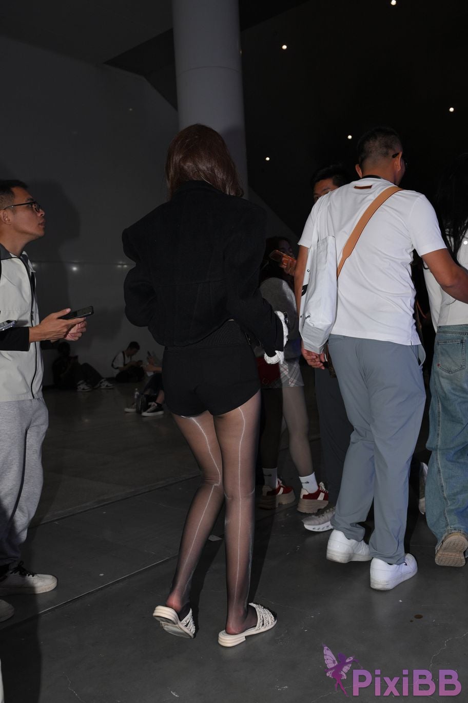 Featured Street Photography Works No.5767 Shiny black silk slippers and hot pants PixiBB.COM 085