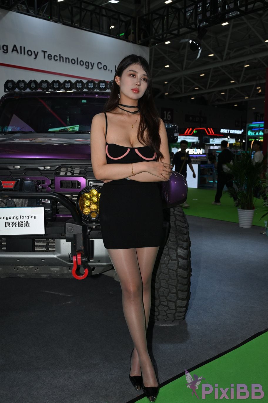 Featured Street Photography Works No.5768 Low cut beauty in black stockings PixiBB.COM 001
